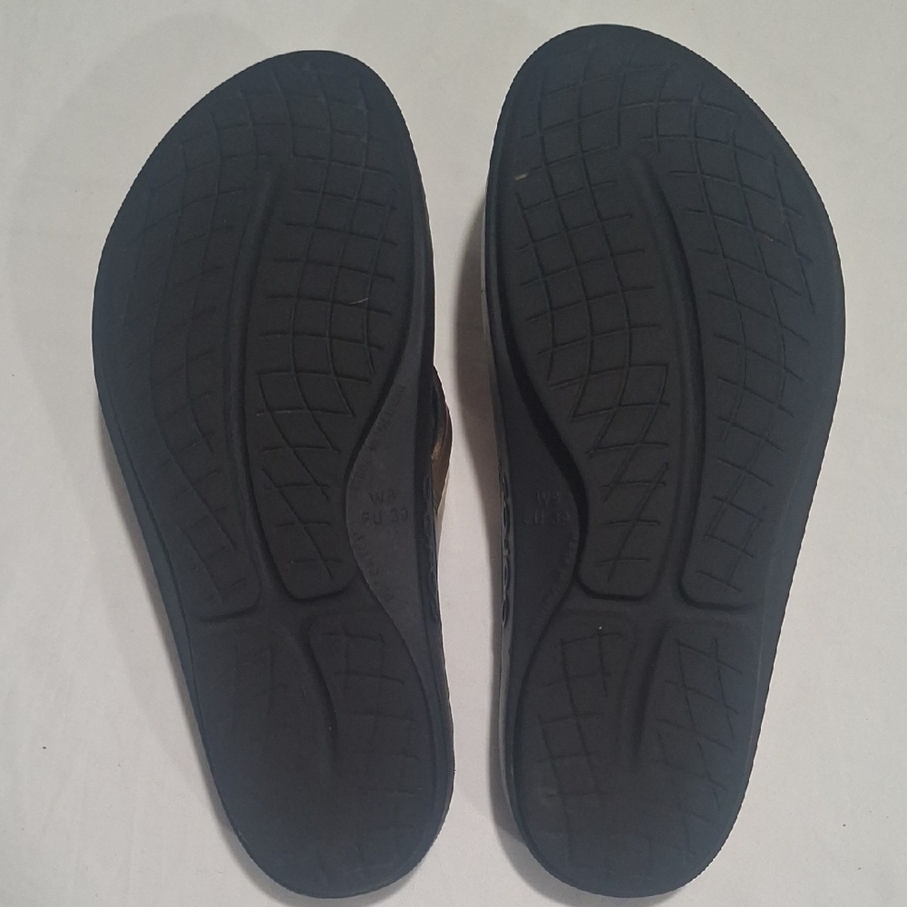 OOFOS Black and Gold Women's Sandals Size 8 - Picture 9 of 9